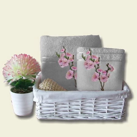 Barna hímzett törölköző díszdobozban